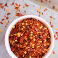 Poznaj różne odmiany papryki chili i ich stopnie pikantności oraz jakie dania można przygotować z ich użyciem.