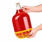Gąsior DAMA, butelka na wino i bimber 5l w koszu plastikowym z zakrętką.jpg