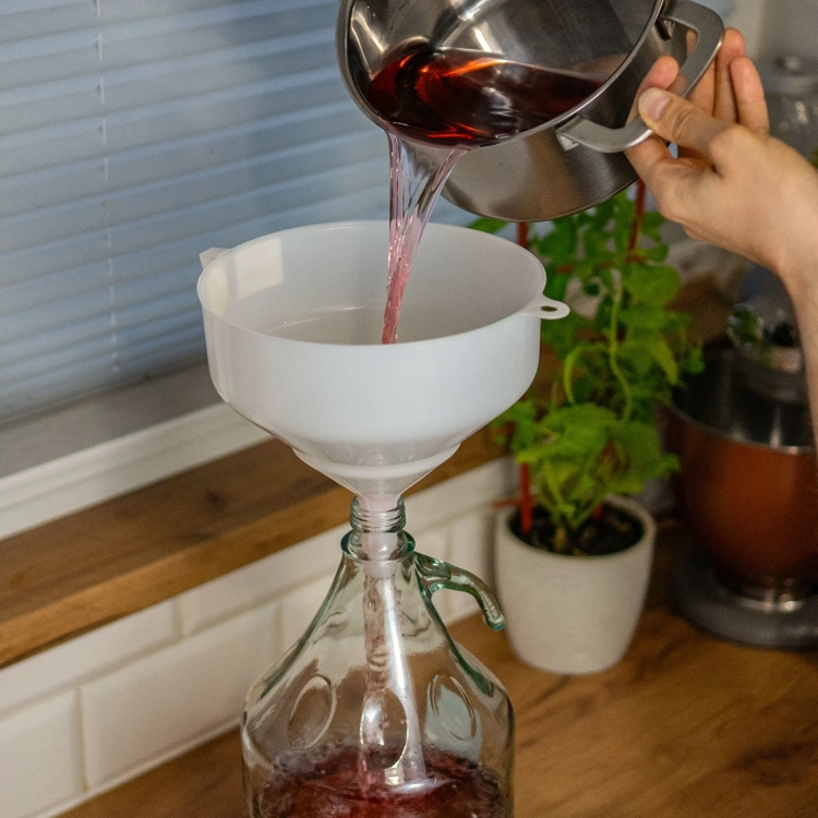Lejek plastikowy do butelek fi10 cm, lejek do butelek, butelki na wino, butelki na wino kielce 5.webp