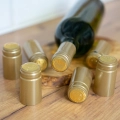 kapturki termokurczliwe do butelek na wino z perforacją, kapturki na wino, osłonki termokurczliwe do butelek, kapturki do nalewek, koszulki na butelki, zabezpieczenie korka, akcesoria do butelkowania, wykończenie butelek wina1.webp