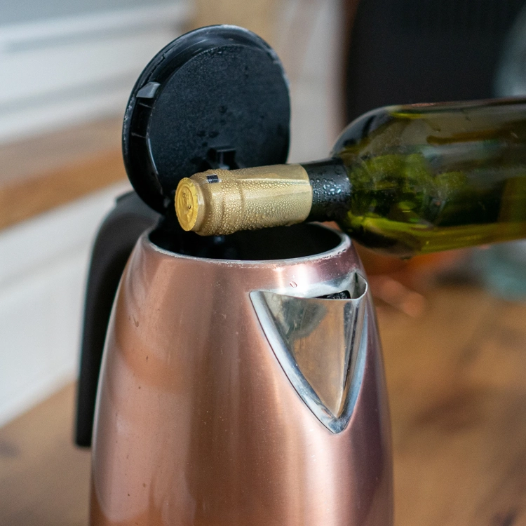 kapturki termokurczliwe do butelek na wino z perforacją, kapturki na wino, osłonki termokurczliwe do butelek, kapturki do nalewek, koszulki na butelki, zabezpieczenie korka, akcesoria do butelkowania, wykończenie butelek wina2.webp