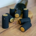 kapturki termokurczliwe do butelek na wino z perforacją, kapturki na wino, osłonki termokurczliwe do butelek, kapturki do nalewek, koszulki na butelki, zabezpieczenie korka, akcesoria do butelkowania, wykończenie butelek wina1.webp