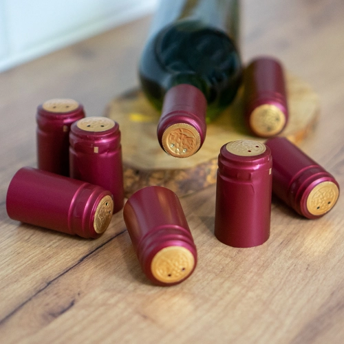 kapturki termokurczliwe do butelek na wino z perforacją, kapturki na wino, osłonki termokurczliwe do butelek, kapturki do nalewek, koszulki na butelki, zabezpieczenie korka, akcesoria do butelkowania, wykończenie butelek wina1.webp