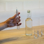 Wskaźnik zawartości alkoholu + menzurka, długość 21cm, zakres 0-100%. Więcej produktów w sklepie www.domowaspizarnia.pl4.webp