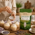 aranżacja1_Cukier lawendowy o subtelnym kwiatowym aromacie i delikatnie ziołowej nucie. Idealny do deserów, ciast, herbaty, lemoniady oraz aromatycznych wypieków inspi.png
