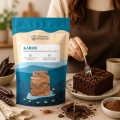 aranżacja2_karob, mączka chleba świętojańskiego, alternatywa dla kakao, karob do wypieków, karob do smoothie, karob zastosowanie, naturalne składniki do deserów, karob proszek.png